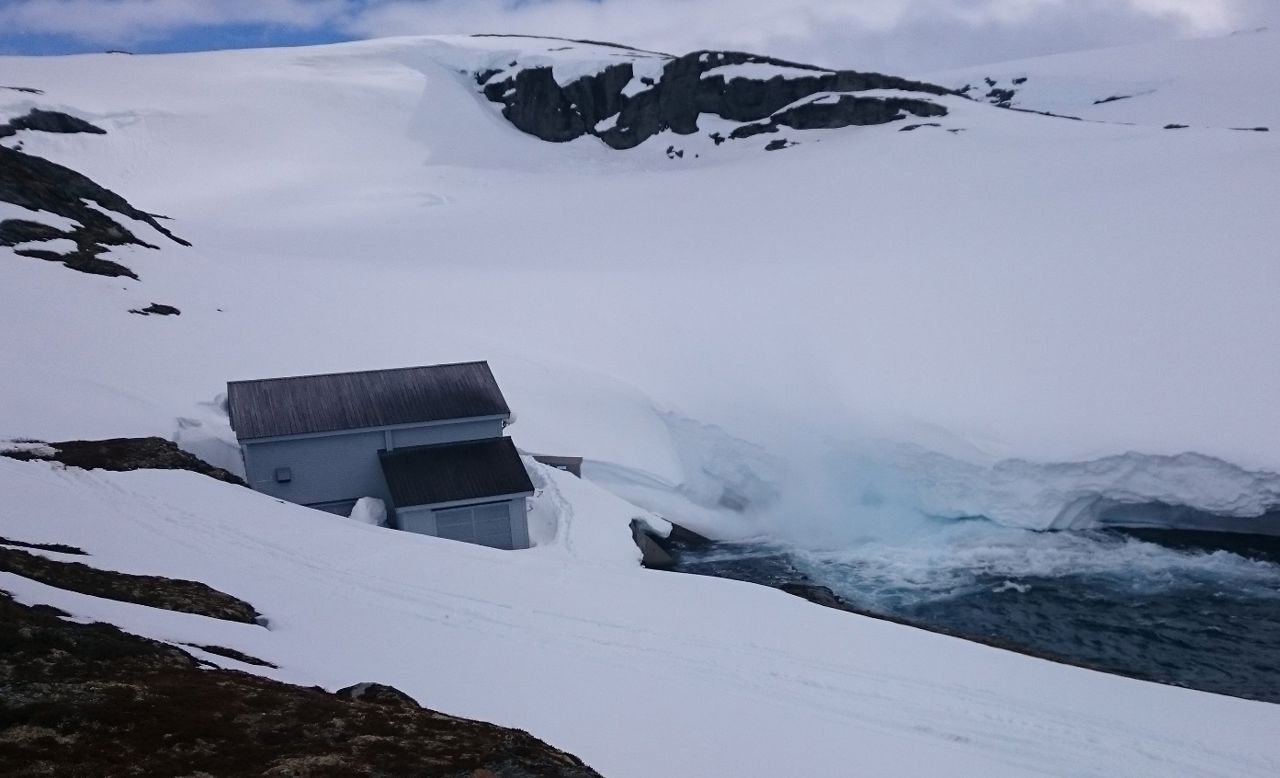 H&aring;vardsvatn power plant in a winter setting